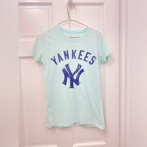 Cute baby blue Yankee T-shirt, size M